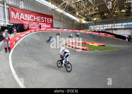Manchester, UK. 18 avril 2014. Les femmes de l'élite de qualification 1 UCI Supercross Chaleur 4 Coupe du monde de BMX Centre National de cyclisme de Manchester, Angleterre Royaume-uni Crédit : Simon Balson/Alamy Live News Banque D'Images