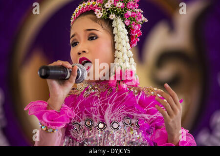 Bangkok, Bangkok, Thaïlande. Apr 19, 2014. Une fille chante la musique folklorique traditionnelle thaïlandaise au Festival Rattanakosin à Bangkok. Est le nom de Rattanakosin l'homme fait que l'île est le cœur de la vieille ville. Bangkok a été fondée officiellement en tant que capitale du Siam (Thaïlande) maintenant le 21 avril 1782 par le Roi Rama I, fondateur de la dynastie Chakri. Bhumibol Adulyadej, l'actuel Roi de Thaïlande, Rama IX, est le neuvième Roi de la dynastie Chakri. Le Ministère thaïlandais de la Culture a organisé le Festival Rattanakosin sur Sanam Luang, la place Royale, au coeur de la vieille partie de Bangkok, pour célébrer Banque D'Images