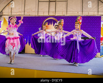 Bangkok, Bangkok, Thaïlande. Apr 19, 2014. Les filles ont une chanson country traditionnel thaï au Festival Rattanakosin à Bangkok. Est le nom de Rattanakosin l'homme fait que l'île est le cœur de la vieille ville. Bangkok a été fondée officiellement en tant que capitale du Siam (Thaïlande) maintenant le 21 avril 1782 par le Roi Rama I, fondateur de la dynastie Chakri. Bhumibol Adulyadej, l'actuel Roi de Thaïlande, Rama IX, est le neuvième Roi de la dynastie Chakri. Le Ministère thaïlandais de la Culture a organisé le Festival Rattanakosin sur Sanam Luang, la place Royale, au coeur de la vieille partie de Bangkok, pour cele Banque D'Images