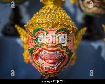 Bangkok, Bangkok, Thaïlande. Apr 19, 2014. Un masque d'Hanuman au Festival Rattanakosin à Bangkok. Hanuman est le Dieu Singe, figure en bonne place dans le Ramakien, la version thaïlandaise du Ramayana indien. Est le nom de Rattanakosin l'homme fait que l'île est le cœur de la vieille ville. Bangkok a été fondée officiellement en tant que capitale du Siam (Thaïlande) maintenant le 21 avril 1782 par le Roi Rama I, fondateur de la dynastie Chakri. Bhumibol Adulyadej, l'actuel Roi de Thaïlande, Rama IX, est le neuvième Roi de la dynastie Chakri. Le Ministère thaïlandais de la Culture a organisé le Festival Rattanakosin sur Sanam Luang Banque D'Images