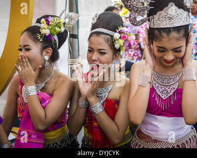 Bangkok, Bangkok, Thaïlande. Apr 19, 2014. Les artistes interprètes ou exécutants shriek leur reconnaissance comme leurs amis exécuter la musique de la région de l'Isaan de Thaïlande à la Festival Rattanakosin à Bangkok. Est le nom de Rattanakosin l'homme fait que l'île est le cœur de la vieille ville. Bangkok a été fondée officiellement en tant que capitale du Siam (Thaïlande) maintenant le 21 avril 1782 par le Roi Rama I, fondateur de la dynastie Chakri. Bhumibol Adulyadej, l'actuel Roi de Thaïlande, Rama IX, est le neuvième Roi de la dynastie Chakri. Le Ministère thaïlandais de la Culture a organisé le Festival Rattanakosin sur Sanam Luang, le royal parade Banque D'Images