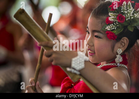 Bangkok, Bangkok, Thaïlande. Apr 19, 2014. Une fille joue la musique à l'Isaan Festival Rattanakosin à Bangkok. Est le nom de Rattanakosin l'homme fait que l'île est le cœur de la vieille ville. Bangkok a été fondée officiellement en tant que capitale du Siam (Thaïlande) maintenant le 21 avril 1782 par le Roi Rama I, fondateur de la dynastie Chakri. Bhumibol Adulyadej, l'actuel Roi de Thaïlande, Rama IX, est le neuvième Roi de la dynastie Chakri. Le Ministère thaïlandais de la Culture a organisé le Festival Rattanakosin sur Sanam Luang, la place Royale, au coeur de la vieille partie de Bangkok, pour célébrer la ville 2 Banque D'Images