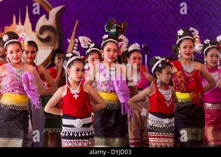 Bangkok, Bangkok, Thaïlande. Apr 19, 2014. Les filles ont de la musique à l'Isaan Festival Rattanakosin à Bangkok. Est le nom de Rattanakosin l'homme fait que l'île est le cœur de la vieille ville. Bangkok a été fondée officiellement en tant que capitale du Siam (Thaïlande) maintenant le 21 avril 1782 par le Roi Rama I, fondateur de la dynastie Chakri. Bhumibol Adulyadej, l'actuel Roi de Thaïlande, Rama IX, est le neuvième Roi de la dynastie Chakri. Le Ministère thaïlandais de la Culture a organisé le Festival Rattanakosin sur Sanam Luang, la place Royale, au coeur de la vieille partie de Bangkok, pour célébrer le 232 Banque D'Images