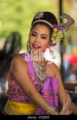 Bangkok, Bangkok, Thaïlande. Apr 19, 2014. Une fille joue la musique à l'Isaan Festival Rattanakosin à Bangkok. Est le nom de Rattanakosin l'homme fait que l'île est le cœur de la vieille ville. Bangkok a été fondée officiellement en tant que capitale du Siam (Thaïlande) maintenant le 21 avril 1782 par le Roi Rama I, fondateur de la dynastie Chakri. Bhumibol Adulyadej, l'actuel Roi de Thaïlande, Rama IX, est le neuvième Roi de la dynastie Chakri. Le Ministère thaïlandais de la Culture a organisé le Festival Rattanakosin sur Sanam Luang, la place Royale, au coeur de la vieille partie de Bangkok, pour célébrer la ville 2 Banque D'Images