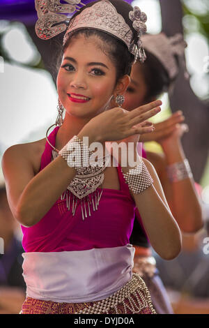 Bangkok, Bangkok, Thaïlande. Apr 19, 2014. Une fille joue la musique à l'Isaan Festival Rattanakosin à Bangkok. Est le nom de Rattanakosin l'homme fait que l'île est le cœur de la vieille ville. Bangkok a été fondée officiellement en tant que capitale du Siam (Thaïlande) maintenant le 21 avril 1782 par le Roi Rama I, fondateur de la dynastie Chakri. Bhumibol Adulyadej, l'actuel Roi de Thaïlande, Rama IX, est le neuvième Roi de la dynastie Chakri. Le Ministère thaïlandais de la Culture a organisé le Festival Rattanakosin sur Sanam Luang, la place Royale, au coeur de la vieille partie de Bangkok, pour célébrer la ville 2 Banque D'Images