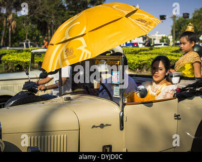 Bangkok, Bangkok, Thaïlande. Apr 19, 2014. Les thaïlandais dans un convertible chanteur pendant le défilé à la Festival Rattanakosin à Bangkok. Est le nom de Rattanakosin l'homme fait que l'île est le cœur de la vieille ville. Bangkok a été fondée officiellement en tant que capitale du Siam (Thaïlande) maintenant le 21 avril 1782 par le Roi Rama I, fondateur de la dynastie Chakri. Bhumibol Adulyadej, l'actuel Roi de Thaïlande, Rama IX, est le neuvième Roi de la dynastie Chakri. Le Ministère thaïlandais de la Culture a organisé le Festival Rattanakosin sur Sanam Luang, la place Royale, au coeur de la vieille partie de Bangkok, à ce Banque D'Images