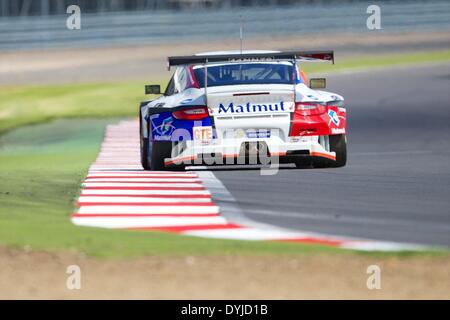 Silverstone, UK. Apr 19, 2013. IMSA Performance Matmut Porsche 911 GT3 RSR entraîné par Raymond Narac, Nicolas Armindo et David Hallyday pendant les qualifications pour le round 1 du Championnat du monde d'Endurance de Silverstone. Credit : Action Plus Sport/Alamy Live News Banque D'Images