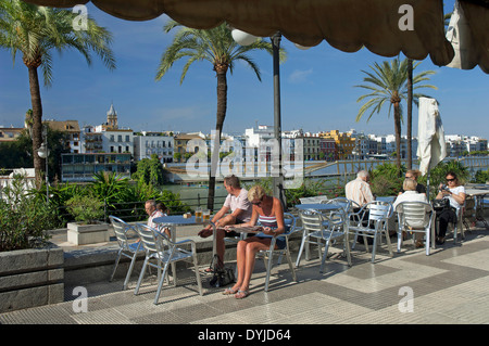 Terrasse du bar à côté du fleuve Guadalquivir, Séville, Andalousie, Espagne, Europe Banque D'Images