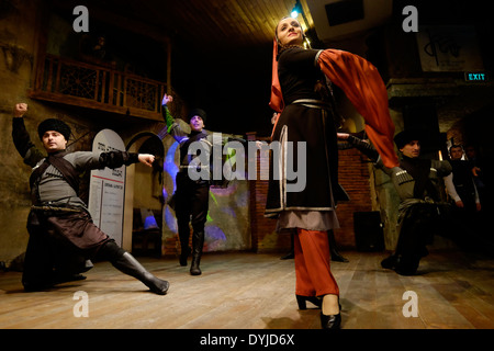 Spectacle de danse traditionnelle folklorique caucasienne dans 'Shadow' de Metekhi de restaurant à Tbilissi capitale de la République de Géorgie Banque D'Images