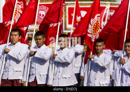 Bangkok, Bangkok, Thaïlande. Apr 19, 2014. Les recrues militaires mars dans le défilé au Festival Rattanakosin à Bangkok. Est le nom de Rattanakosin l'homme fait que l'île est le cœur de la vieille ville. Bangkok a été fondée officiellement en tant que capitale du Siam (Thaïlande) maintenant le 21 avril 1782 par le Roi Rama I, fondateur de la dynastie Chakri. Bhumibol Adulyadej, l'actuel Roi de Thaïlande, Rama IX, est le neuvième Roi de la dynastie Chakri. Le Ministère thaïlandais de la Culture a organisé le Festival Rattanakosin sur Sanam Luang, la place Royale, au coeur de la vieille partie de Bangkok, pour célébrer e Banque D'Images