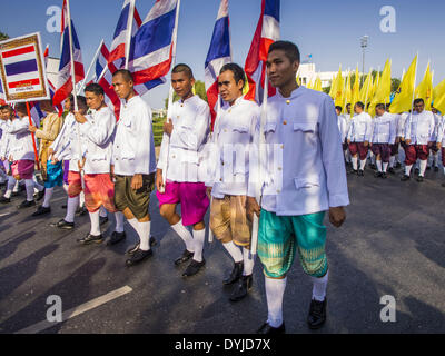 Bangkok, Bangkok, Thaïlande. Apr 19, 2014. Les fonctionnaires en mars la parade au Festival Rattanakosin à Bangkok. Est le nom de Rattanakosin l'homme fait que l'île est le cœur de la vieille ville. Bangkok a été fondée officiellement en tant que capitale du Siam (Thaïlande) maintenant le 21 avril 1782 par le Roi Rama I, fondateur de la dynastie Chakri. Bhumibol Adulyadej, l'actuel Roi de Thaïlande, Rama IX, est le neuvième Roi de la dynastie Chakri. Le Ministère thaïlandais de la Culture a organisé le Festival Rattanakosin sur Sanam Luang, la place Royale, au coeur de la vieille partie de Bangkok, pour célébrer le c Banque D'Images