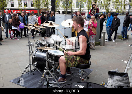 Manchester, UK. 19 avril 2014. Un musicien de rue joue sa musique devant des passants dans Gardesn Piccadilly, Manchester. Artiste de rue Manchester, UK 19 avril 2014 Crédit : John Fryer/Alamy Live News Banque D'Images