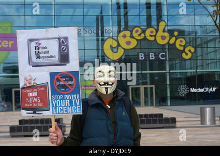 MANCHESTER, UK Samedi 19 mai. Avril 2014. Manifestant avec anti-BBC placard en face de la BBC Studios de Media City à Salford Quays. Crédit : Dave Ellison/Alamy Live News Banque D'Images