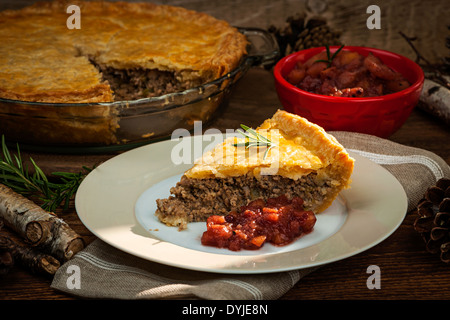 Tranche de viande de porc traditionnel pie Tourtiere avec apple et chutney de canneberges du Québec, Canada. Banque D'Images