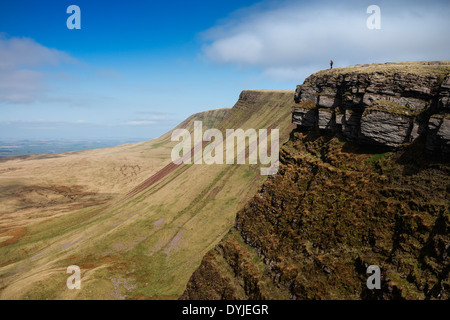 Female hiker sur Carmarthen Fans - Bannau avec Picws Du Sir Gaer en distance, Black Mountain, parc national de Brecon Beacons, le Pays de Galles Banque D'Images