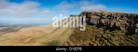 Female hiker sur Carmarthen Fans - Bannau avec Picws Du Sir Gaer en distance, Black Mountain, parc national de Brecon Beacons, le Pays de Galles Banque D'Images