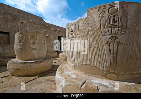 Temple de Ramsès III (1198-1167 av. - XX° Dyn.) à Médinet Habou : reliefs sur les colonnes brisées dans la troisième cour Banque D'Images