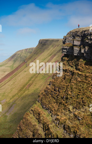 Female hiker sur Carmarthen Fans - Bannau avec Picws Du Sir Gaer en distance, Black Mountain, parc national de Brecon Beacons, le Pays de Galles Banque D'Images