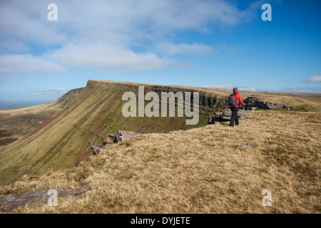 Les randonnées sur Carmarthen Fans - Bannau avec Picws Du Sir Gaer en distance, Black Mountain, parc national de Brecon Beacons, Wale Banque D'Images