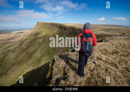 Les randonnées sur Carmarthen Fans - Bannau avec Picws Du Sir Gaer en distance, Black Mountain, parc national de Brecon Beacons, Wale Banque D'Images