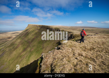 Les randonnées sur Carmarthen Fans - Bannau avec Picws Du Sir Gaer en distance, Black Mountain, parc national de Brecon Beacons, Wale Banque D'Images