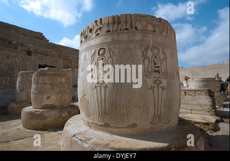 Temple de Ramsès III (1198-1167 av. - XX° Dyn.) à Médinet Habou : reliefs sur les colonnes en troisième cour Banque D'Images