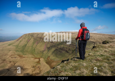 Female hiker randonnées sur sommet des Picws Du avec ventilateur Brycheiniog en distance, Black Mountain, parc national de Brecon Beacons, le Pays de Galles Banque D'Images