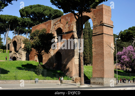 Italie, Rome, aqueduc de Néron (Aqua Claudia) et colline palatine Banque D'Images