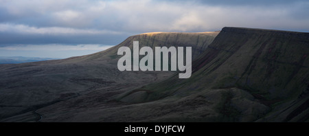 Afficher le long de Carmarthen Fans - Sir Picws Bannau Gaer vers Du, Black Mountain, parc national de Brecon Beacons, le Pays de Galles Banque D'Images