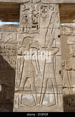 Médinet Habou temple de Ramsès III : sculptures dans une colonne Banque D'Images