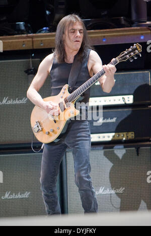 17 avril 2014 - AC/DC guitariste Malcolm Young est de prendre une pause de la bande à se concentrer sur sa santé. L'annonce dit le 61-year-old est en mauvaise santé." Le Rock and Roll Hall of Famers dit qu'ils "continueront à faire de la musique', en dépit des rumeurs qu'ils sont au bord de la retraite. Sur la photo : Nov 07, 2008 - Toronto, Ontario, Canada - choriste guitariste Malcolm Young d'AC/DC Black Ice lors de sa tournée mondiale. (Crédit Image : © Ray Miller/SCG/ZUMAPRESS.com) Banque D'Images