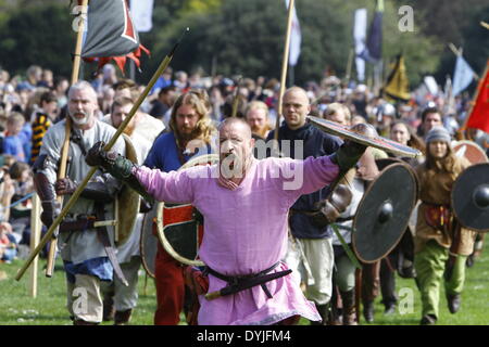 Dublin, Irlande. 19 avril 2014. Reenactors, habillés comme des guerriers irlandais, tempête sur le champ de bataille. Le 1 000 e anniversaire de la bataille de Clontarf entre le haut roi d'Irlande Brian Boru et une coalition de force les royaumes de Dublin, Leinster et Vikings a été célébrée avec un week-end de reconstitutions historiques, qui a réuni environ 40 000 visiteurs. Crédit : Michael Debets/Alamy Live News Banque D'Images