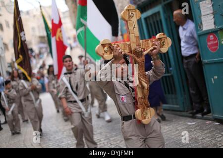 (140420) -- BETHLÉEM, 20 avril 2014 (Xinhua) - Les scouts palestiniens effectuer comme ils prennent part à la cérémonie du feu sacré à l'extérieur de l'église de la Nativité, qui est construit sur le site traditionnel de la naissance de Jésus à Bethléem, le 19 avril 2014. Au cours de la cérémonie annuelle, haut clergé entrez l'édicule, la petite chambre marquant l'emplacement de la tombe de Jésus à l'église du Saint-Sépulcre de Jérusalem, traditionnellement considéré comme le lieu de sépulture de Jésus Christ. Ils émergent après pour révéler des bougies allumées par 'feu sacré' dit être miraculeusement allumé comme un message aux fidèles du ciel. L Banque D'Images