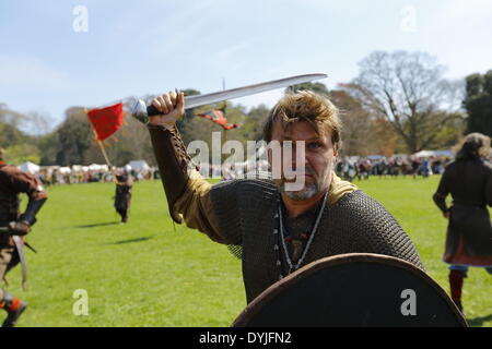 Dublin, Irlande. 19 avril 2014. Un reenactor, vêtu comme un guerrier, les frais à la photographie. Le 1 000 e anniversaire de la bataille de Clontarf entre le haut roi d'Irlande Brian Boru et une coalition de force les royaumes de Dublin, Leinster et Vikings a été célébrée avec un week-end de reconstitutions historiques, qui a réuni environ 40 000 visiteurs. Crédit : Michael Debets/Alamy Live News Banque D'Images