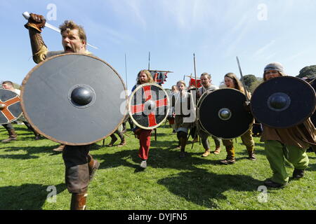 Dublin, Irlande. 19 avril 2014. Reenactors, habillés comme des guerriers irlandais, charger à la photographie. Le 1 000 e anniversaire de la bataille de Clontarf entre le haut roi d'Irlande Brian Boru et une coalition de force les royaumes de Dublin, Leinster et Vikings a été célébrée avec un week-end de reconstitutions historiques, qui a réuni environ 40 000 visiteurs. Crédit : Michael Debets/Alamy Live News Banque D'Images