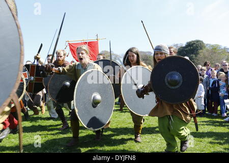 Dublin, Irlande. 19 avril 2014. Reenactors, habillés comme des guerriers irlandais, charger à la photographie. Le 1 000 e anniversaire de la bataille de Clontarf entre le haut roi d'Irlande Brian Boru et une coalition de force les royaumes de Dublin, Leinster et Vikings a été célébrée avec un week-end de reconstitutions historiques, qui a réuni environ 40 000 visiteurs. Crédit : Michael Debets/Alamy Live News Banque D'Images