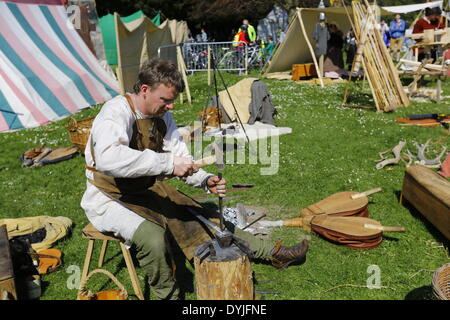 Dublin, Irlande. 19 avril 2014. Un reenactor fonctionne comme un smith. Le 1 000 e anniversaire de la bataille de Clontarf entre le haut roi d'Irlande Brian Boru et une coalition de force les royaumes de Dublin, Leinster et Vikings a été célébrée avec un week-end de reconstitutions historiques, qui a réuni environ 40 000 visiteurs. Crédit : Michael Debets/Alamy Live News Banque D'Images