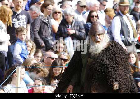 Dublin, Irlande. 19 avril 2014. Un reenactor, vêtu comme un Viking, est représenté. Le 1 000 e anniversaire de la bataille de Clontarf entre le haut roi d'Irlande Brian Boru et une coalition de force les royaumes de Dublin, Leinster et Vikings a été célébrée avec un week-end de reconstitutions historiques, qui a réuni environ 40 000 visiteurs. Crédit : Michael Debets/Alamy Live News Banque D'Images