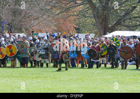 Dublin, Irlande. 19 avril 2014. Reenactor, habillés comme des Vikings, attendez que la bataille pour la démarrer. Le 1 000 e anniversaire de la bataille de Clontarf entre le haut roi d'Irlande Brian Boru et une coalition de force les royaumes de Dublin, Leinster et Vikings a été célébrée avec un week-end de reconstitutions historiques, qui a réuni environ 40 000 visiteurs. Crédit : Michael Debets/Alamy Live News Banque D'Images