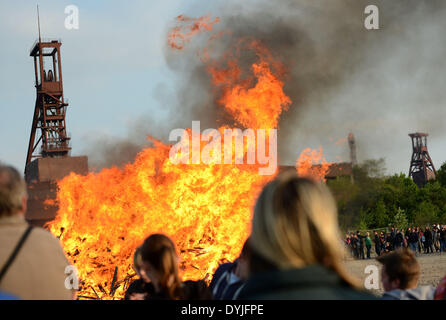 Essen, Allemagne. Apr 19, 2014. Les visiteurs voir le feu de Pâques au complexe industriel de la mine de charbon de Zollverein à Essen, Allemagne, 19 avril 2014. Photo : CAROLINE SEIDEL/DPA/Alamy Live News Banque D'Images