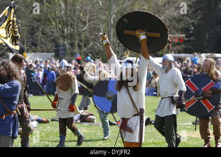 Dublin, Irlande. 19 avril 2014. Reenactors revenir victorieux de la bataille. Le 1 000 e anniversaire de la bataille de Clontarf entre le haut roi d'Irlande Brian Boru et une coalition de force les royaumes de Dublin, Leinster et Vikings a été célébrée avec un week-end de reconstitutions historiques, qui a réuni environ 40 000 visiteurs. Crédit : Michael Debets/Alamy Live News Banque D'Images