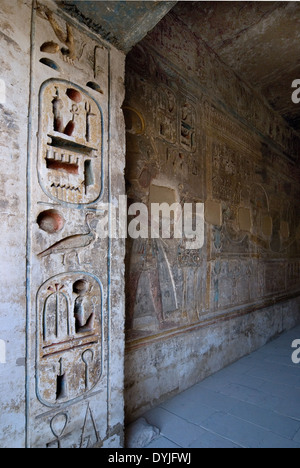 Temple de Ramsès III (1198-1167 av. - XX° Dyn.) à Médinet Habou : deux cartouches sur un mur dans la deuxième cour intérieure. Banque D'Images