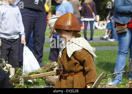 Dublin, Irlande. 19 avril 2014. Un petit garçon est habillé en Viking. Le 1 000 e anniversaire de la bataille de Clontarf entre le haut roi d'Irlande Brian Boru et une coalition de force les royaumes de Dublin, Leinster et Vikings a été célébrée avec un week-end de reconstitutions historiques, qui a réuni environ 40 000 visiteurs. Crédit : Michael Debets/Alamy Live News Banque D'Images