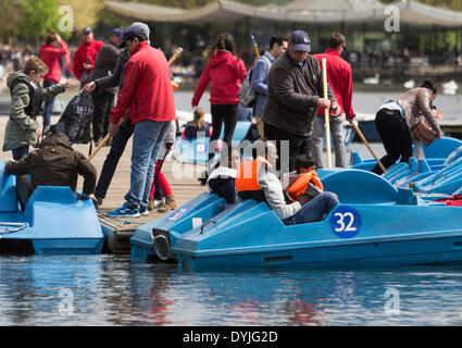 Londres, Royaume-Uni. 19 avril 2014. Les familles, les amis et les couples profiter du temps de printemps de plaisance au lac Serpentine, à Hyde Park, Londres, UK le Samedi, Avril 19, 2014 Credit : Cecilia Colussi/Alamy Live News Banque D'Images