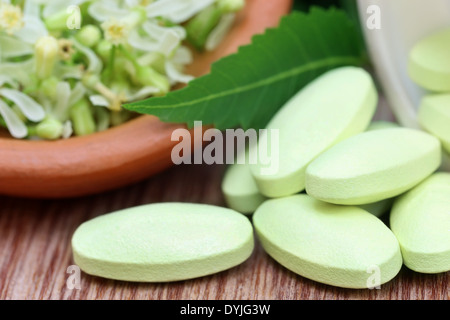 Comprimés à base de feuilles de neem et des fleurs médicinales Banque D'Images