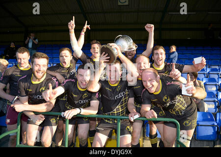 Hawick, Royaume-Uni.. - 19/Apr/2014 : RFC Hawick Mansfield Park, Rois de la 7s 2014, Rnd 3, 'La Banque Royale du Canada' Hawick Sevens Légende : Le Capitaine Andrew Melrose Skeen, avec trophée, une fanfare l'équipe gagnante lors de la finale, la première victoire depuis 1974 Melrose Score final 24 - 17 Crédit : Rob Gray/Alamy Live News Banque D'Images