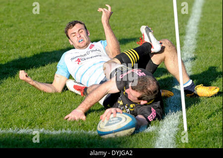 Hawick, Royaume-Uni.. - 19/Apr/2014 : RFC Hawick Mansfield Park, Rois de la 7s 2014, Rnd 3, 'La Banque Royale du Canada' Hawick Sevens Légende : Le Capitaine Andrew Melrose Skeen, va au-dessus pour un essai à ses côtés la victoire dans la finale contre Edimbourg Accies Score final 24 - 17 Crédit : Rob Gray/Alamy Live News Banque D'Images