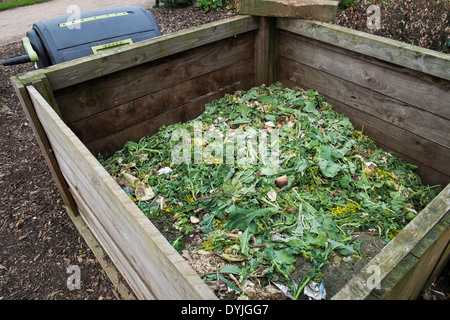 Produire vert pourrissant dans un bac à compost en bois. Banque D'Images