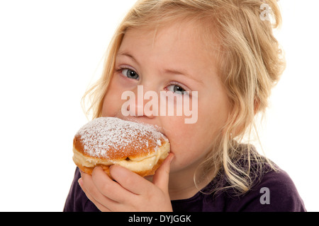 Genre im Fasching mit Krapfen. Faschingskrapfen / Enfants en carnaval avec les beignets. Beignets de carnaval, Blondes Maedchen, 7 Jahre ; Banque D'Images