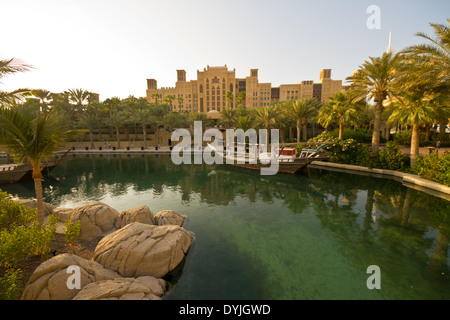 Madinat Jumeirah, Burj Al Arab et Mina A Salam Hôtel vu du Souk bazar, Dubai Emirats Arabes Unis Banque D'Images